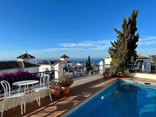 Holiday Home "Stunning Villa with Private Pool", Sea View & Wi-Fi