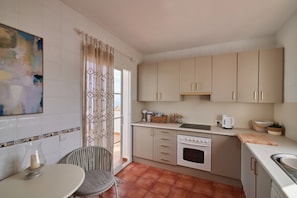 Coffee/tea maker, fridge, microwave, oven - Holiday Home "Stunning Villa with Private Pool", Sea View & Wi-Fi (Frigiliana)