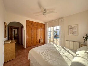 3 bedrooms, iron/ironing board, WiFi (free), bed sheets