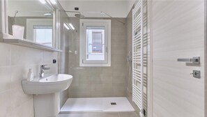 Dutxa, assecador de cabells, bidet i tovalloles 