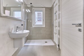 Douche, sèche-cheveux, bidet, serviettes fournies