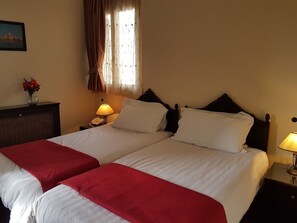 2 chambres, coffres-forts dans les chambres, fer et planche à repasser