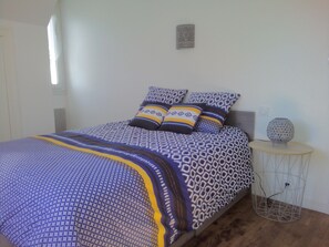 2 bedrooms, iron/ironing board, bed sheets