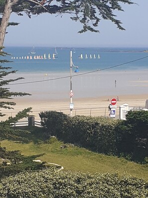 Beach - Beautiful apartment with magnificent sea view. (Pléneuf-Val-André)