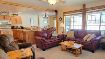 Televisión, chimenea y oficina