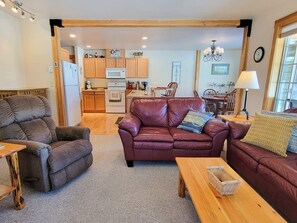 Televisión, chimenea y oficina 