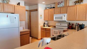 Kühlschrank, Mikrowelle, Herdplatte, Geschirrspüler