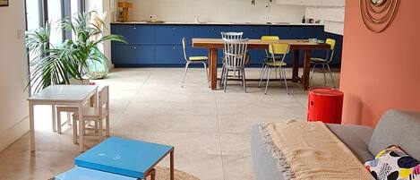 TV connectée, livres, écrans d'ordinateur, imprimantes