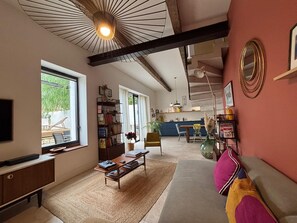 Smart-tv, boeken, een computerscherm en een printer