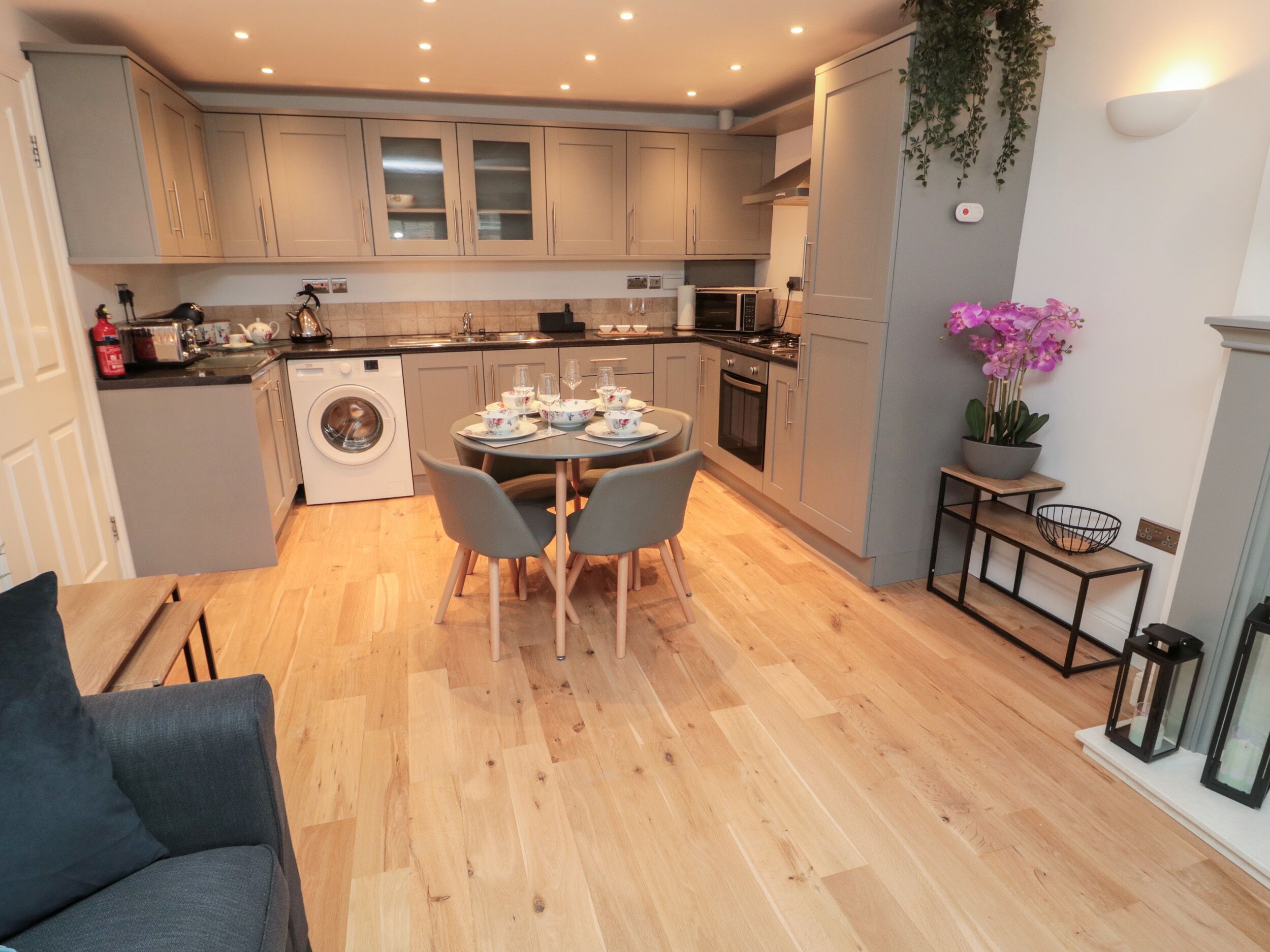 Lemari es, mesin pencuci piring, ketel listrik, dan pemanggang roti