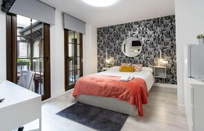 Grand Double Room | Premium bedding, down duvets, in-room safe, desk - Vizcainos Home Away (Segovia)