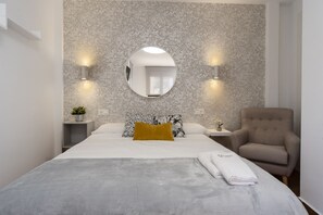 Chambre double, terrasse | Literie de qualité, couette en duvet, coffre-fort, bureau