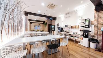 Esmorzar diari d'estil bufet gratuït