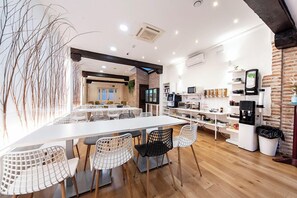 Free daily buffet breakfast  - Vizcainos Home Away (Segovia)