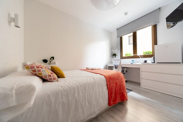 Junior Single Room | Premium bedding, down duvets, in-room safe, desk - Vizcainos Home Away (Segovia)