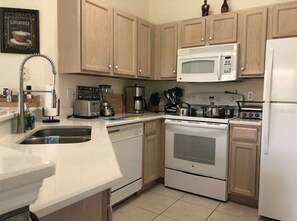 冰箱、微波炉、烤箱、炉灶