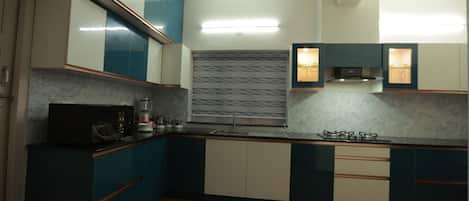 Refrigerador, microondas, parrilla de estufa y tetera eléctrica
