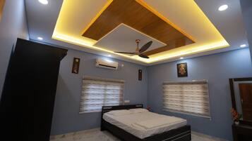 4 bedrooms, iron/ironing board, free WiFi, bed sheets