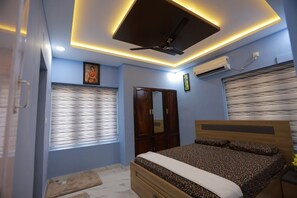4 bedrooms, iron/ironing board, free WiFi, bed sheets