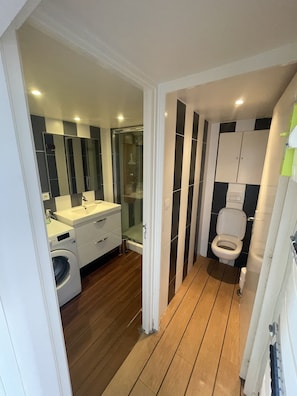 Douche, sĂšche-cheveux, papier toilette