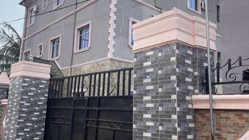 Mặt tiền nơi lưu trú