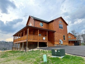 Exterior - Honeycomb Hollow - View, Hot Tub, Pool & Game Room (Pigeon Forge)