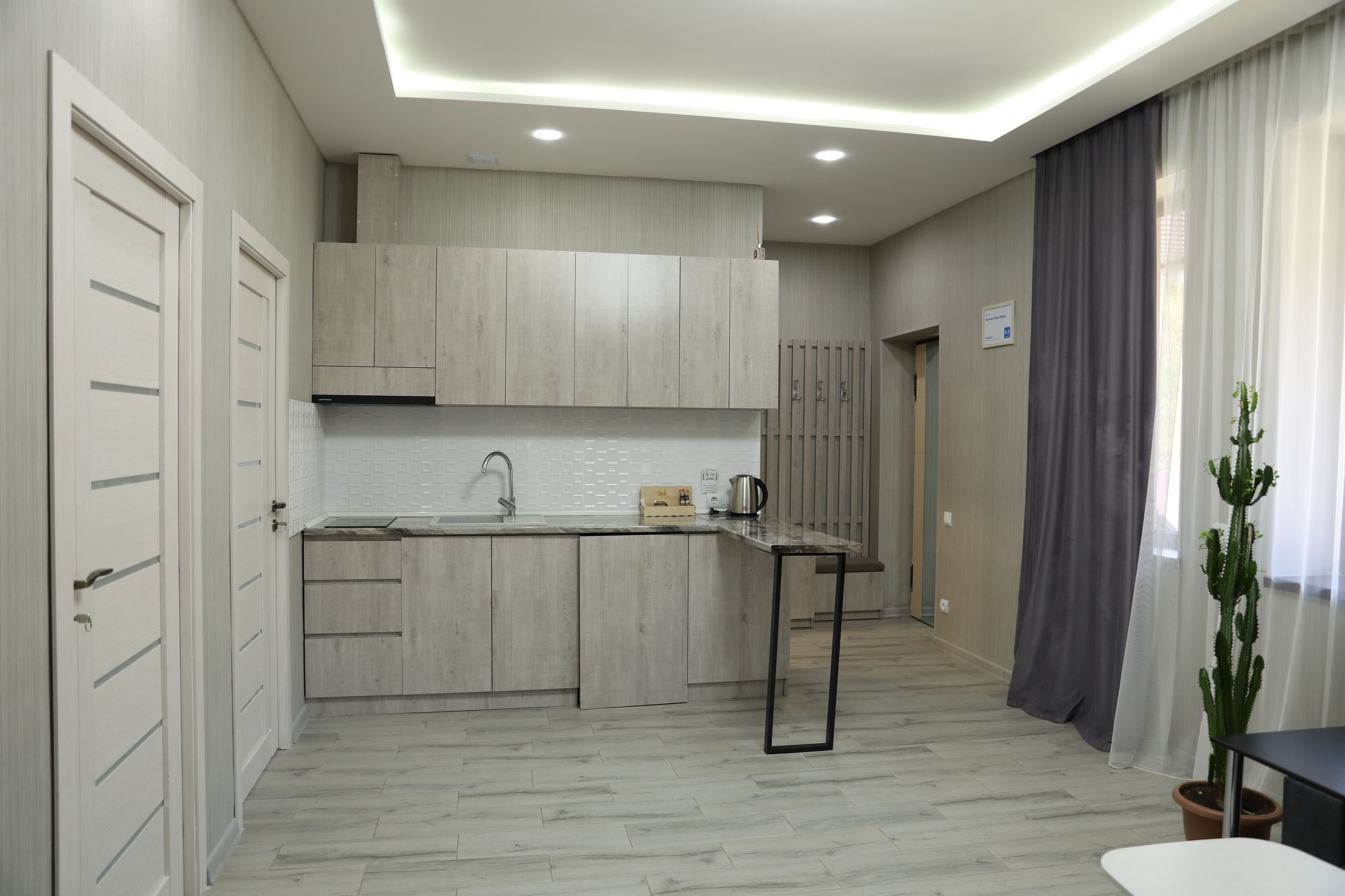Apartemen Basic | 2 kamar tidur, tempat tidur Select Comfort, dan kedap suara