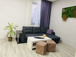 ทีวีจอแอลซีดี 107 นิ้ว พร้อมช่องเคเบิล, ทีวี