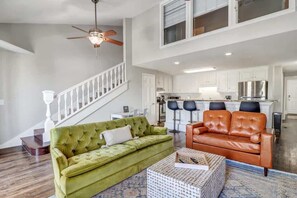 TV - Eagle's Landing Loft-Downtown, Above Bull & Barrel (Statesboro)