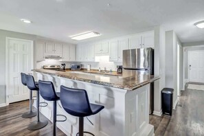 Fridge, microwave, oven, stovetop - Eagle's Landing Loft-Downtown, Above Bull & Barrel (Statesboro)