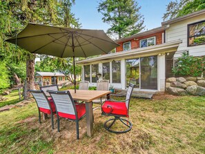 Outdoor dining - Oak Orchard Creek Cottage Close to Lakes and Nature & Major Cities (Albion)