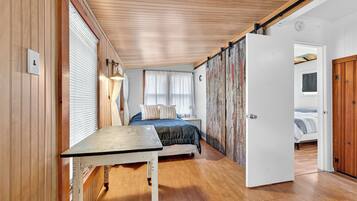 2 bedrooms, desk, free WiFi, bed sheets