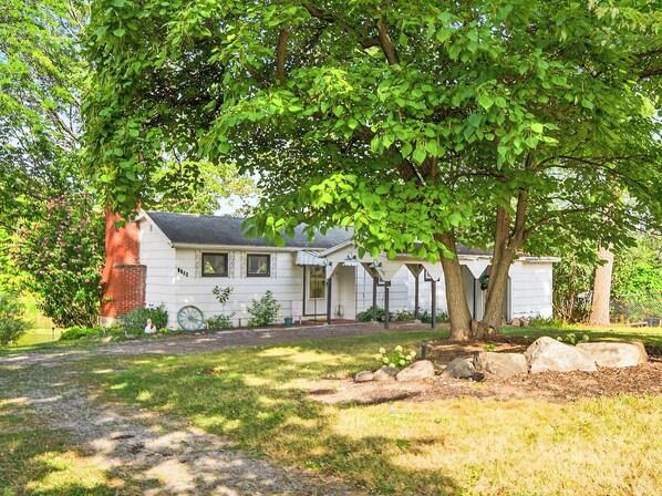 Property grounds - Oak Orchard Creek Cottage Close to Lakes and Nature & Major Cities (Albion)