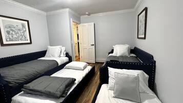 4 Schlafzimmer, Zimmersafe, Bügeleisen/Bügelbrett, WLAN