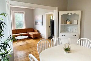 Dining - House on the Hill, HotTub, Ski, Ice Fish, Trails (Midland)