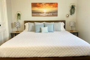 3 bedrooms, iron/ironing board, WiFi, bed sheets - House on the Hill, HotTub, Ski, Ice Fish, Trails (Midland)