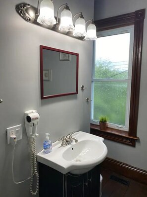 Dusj, hårføner, håndklær og såpe