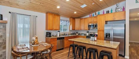 Réfrigérateur, four à micro-ondes, un four, surface de cuisson