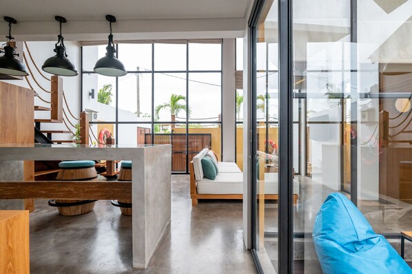 المنشأة من الداخل