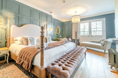 11 habitaciones, decoración personalizada y muebles diferentes . Carlton Manor