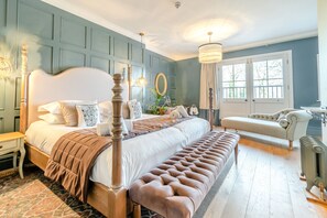11 bedrooms, individually decorated, individually furnished, free WiFi