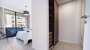 A modern bedroom with a bed, a chair, and a large window. - Luminous apt 4ppl Palermo Soho (Buenos Aires)