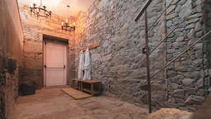 8 Innenpools, Außenpool (je nach Saison geöffnet), Liegestühle