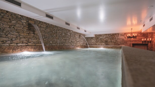 8 Innenpools, Außenpool (je nach Saison geöffnet), Liegestühle