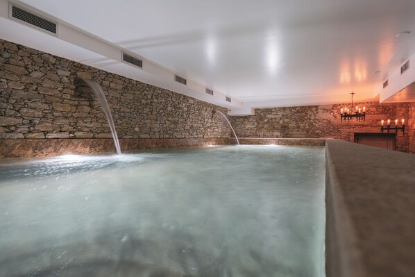 8 piscines couvertes, piscine extérieure (ouverte en saison)