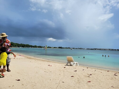 DAWN'S  B & B. LOCATED NEAR THE  BOSCOBEL AIRPORT. OVERLOOKING THE BLUE BLUOCEAN