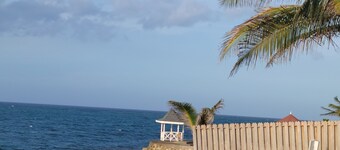 DAWN'S  B & B. LOCATED NEAR THE  BOSCOBEL AIRPORT. OVERLOOKING THE BLUE BLUOCEAN