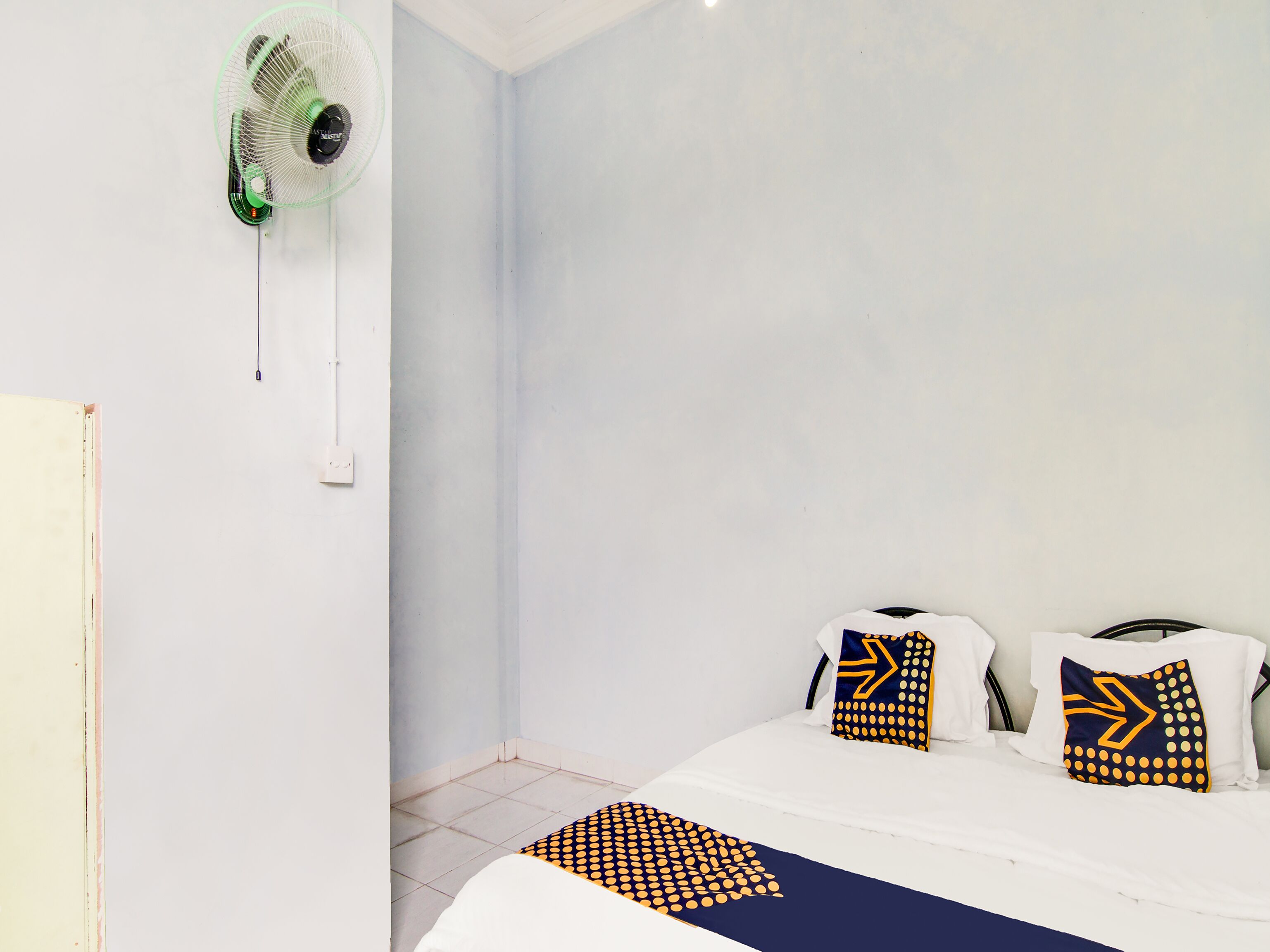 double room | laptop workspace, free wifi, bed sheets