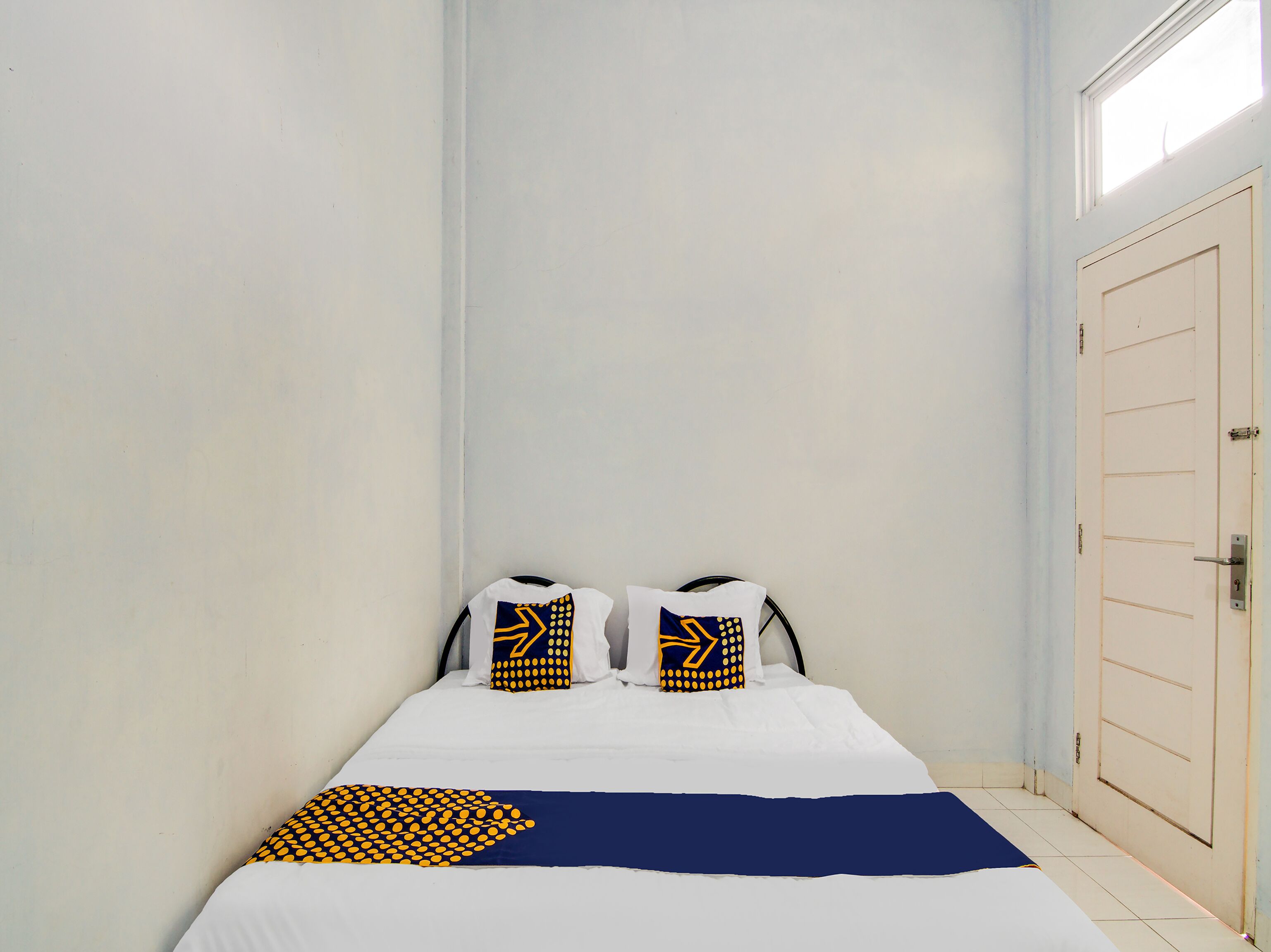 double room | laptop workspace, free wifi, bed sheets