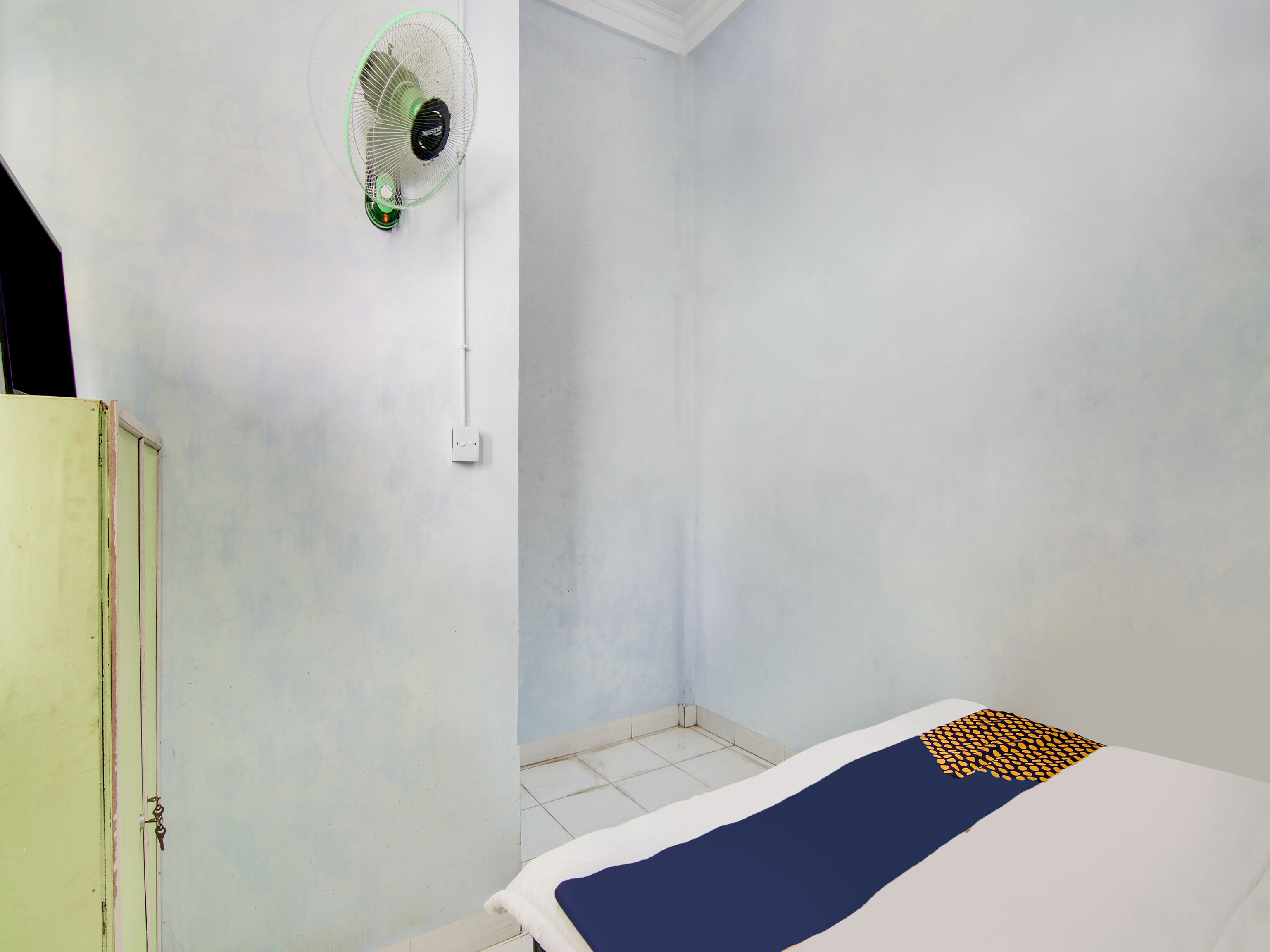 double room | laptop workspace, free wifi, bed sheets